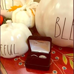 Beautiful wedding set.3ct diamond. 10ct White Gold